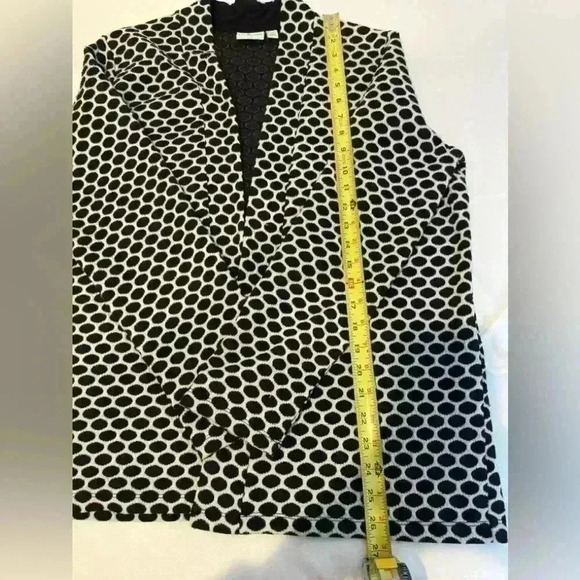 Kim Rogers Black & White Abstract Design Cardigan  (Size XL) - Picture 6 of 8